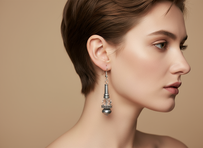 Pendientes largos en color plata vieja, adornados con bola de cristal facetada