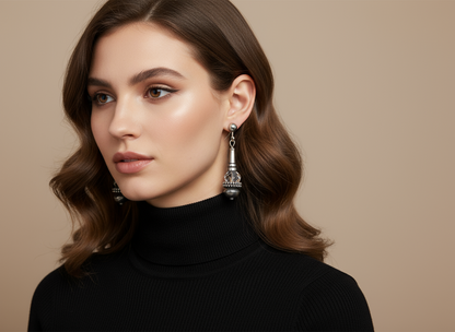 Pendientes largos en color plata vieja, adornados con bola de cristal facetada