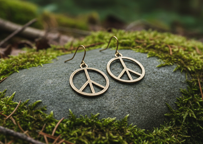 Pendientes con diseño del icónico símbolo de la paz, representando armonía y tranquilidad