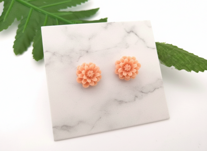 Button earrings in the shape of flowers, roses or dahlias
