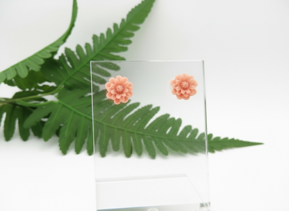 Button earrings in the shape of flowers, roses or dahlias