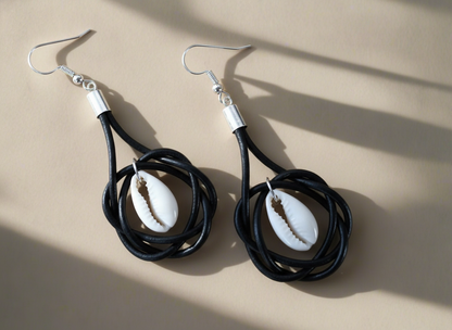 pendientes cuero y caracolas