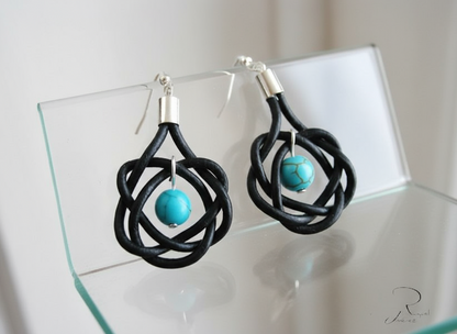 Pendientes con nudos de cuero y turquesa