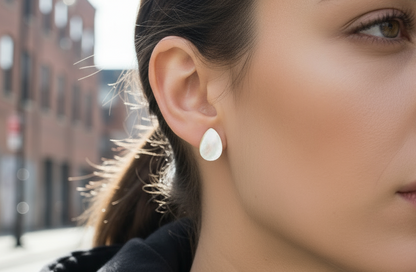 Drop-shaped mother-of-pearl earrings