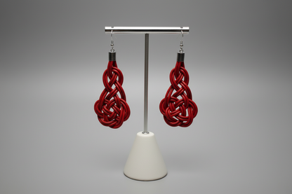 Pendientes celtas largos de cuero y acero con nudos de macramé