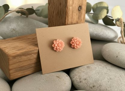 Button earrings in the shape of flowers, roses or dahlias