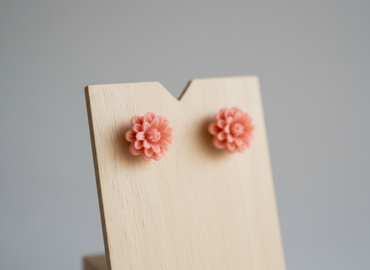 Button earrings in the shape of flowers, roses or dahlias