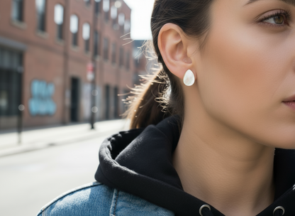 Pendientes tipo botón de nácar natural, son pequeños y discretos con forma de gota o lagrima, son naturales y por lo tanto no son exactamente iguales en&nbsp; color, cualquier diferencia entre ellas no es un fallo es la demostración de que son totalmente naturales.