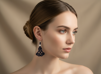 Pendientes largos de cuero y plata con nudo celta infinito.