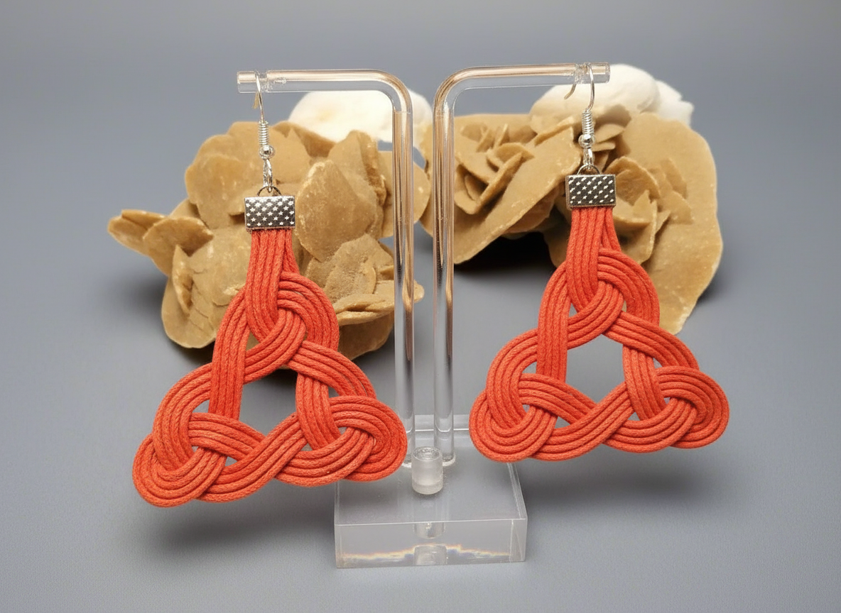 pendientes con el símbolo celta trinqueta