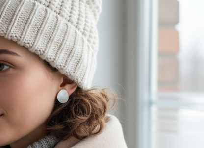 Pendientes tipo botón de nácar natural, son pequeños y discretos con forma de gota o lagrima, son naturales y por lo tanto no son exactamente iguales en&nbsp; color, cualquier diferencia entre ellas no es un fallo es la demostración de que son totalmente naturales.