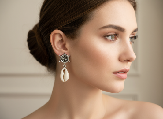Boucle d'oreille avec coquillage et gouvernail
