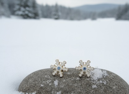 Pendientes de botón con adorno de copo de nieve, con cristal central en tonos azules.