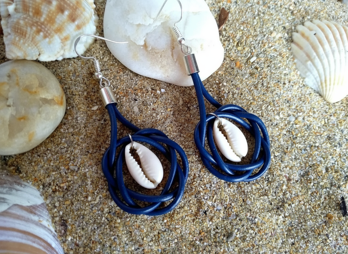 pendientes cuero y caracolas