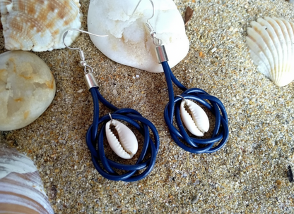 pendientes cuero y caracolas