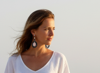 pendientes cuero y caracolas