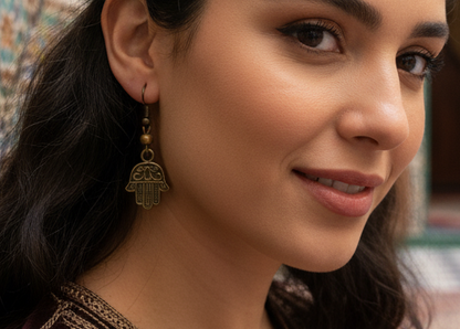 Pendiente con el símbolo de Hamsa o mano de Fátima en color bronce, es un amuleto protector de edición limitada