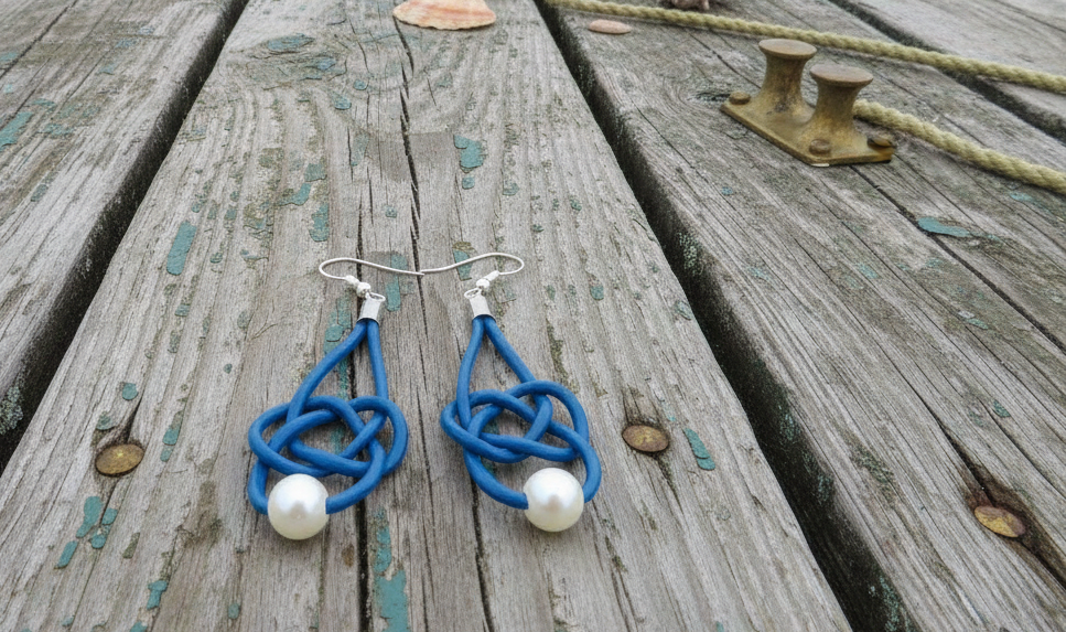 Pendientes estilo marinero de cuero azul y perla