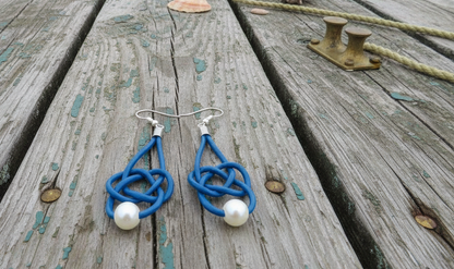 Pendientes estilo marinero de cuero azul y perla