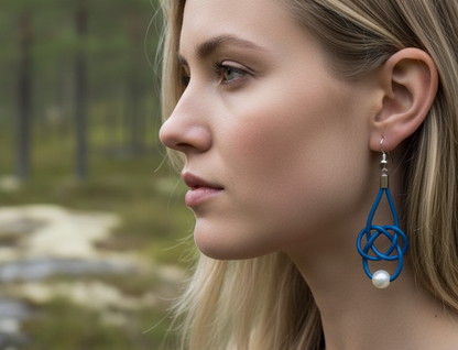 Pendientes estilo marinero de cuero azul y perla