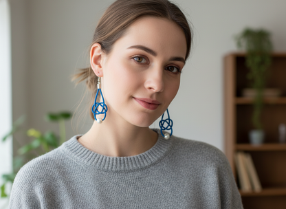 Pendientes estilo marinero de cuero azul y perla