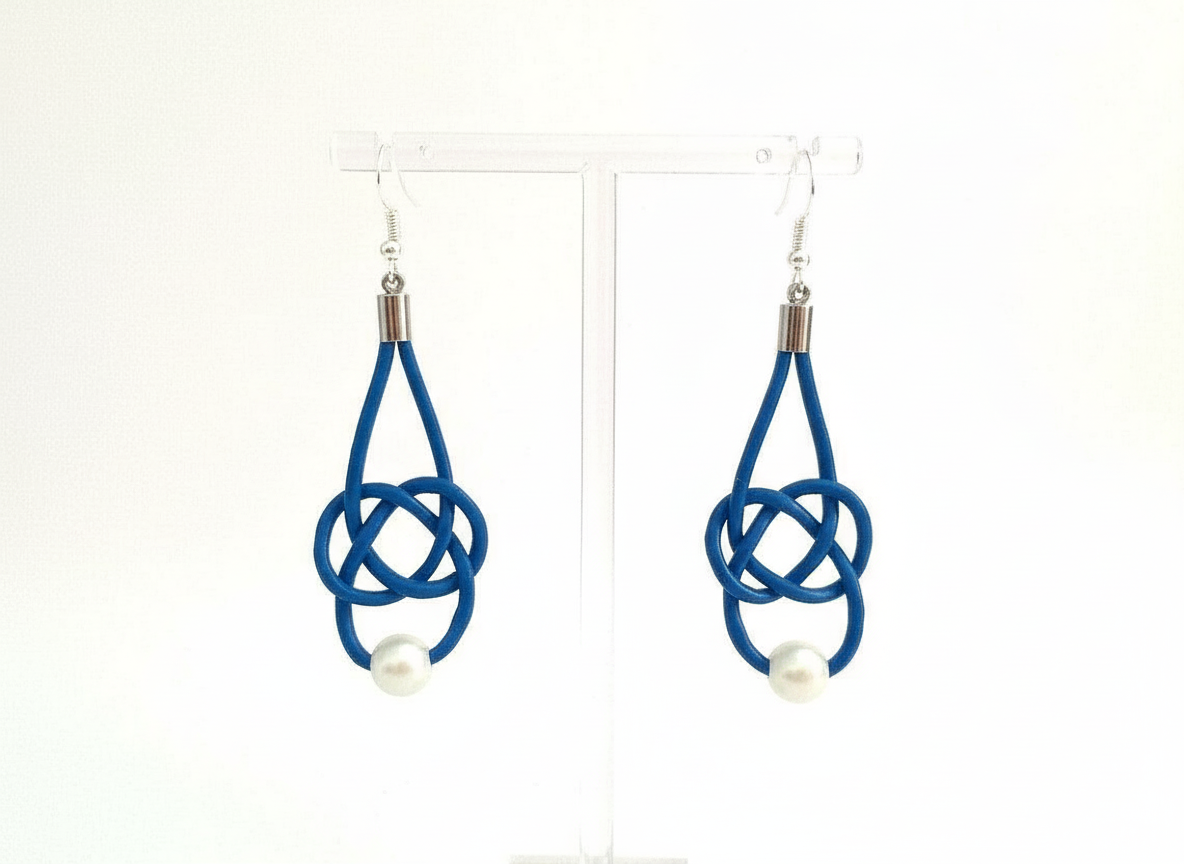 Pendientes estilo marinero de cuero azul y perla