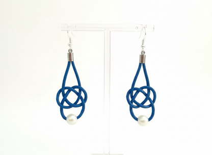 Pendientes estilo marinero de cuero azul y perla