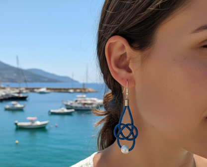 Pendientes estilo marinero de cuero azul y perla