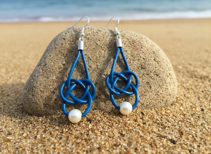 Pendientes estilo marinero de cuero azul y perla