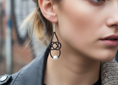 Pendientes nudo marinero infinito de cuero con ganchos de plata o acero