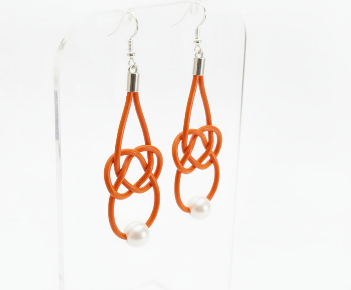 Pendientes nudo marinero infinito de cuero con ganchos de plata o acero