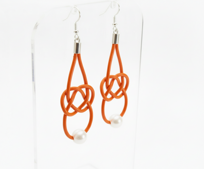 Pendientes nudo marinero infinito de cuero con ganchos de plata o acero