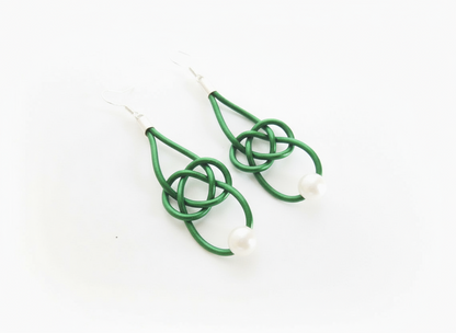 Pendientes nudo marinero infinito de cuero con ganchos de plata o acero