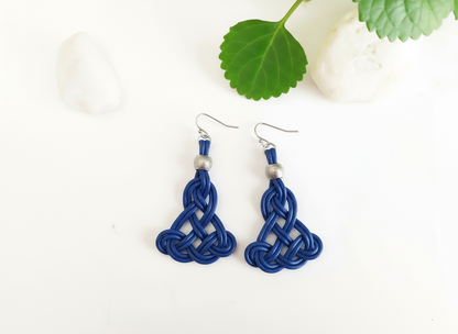 Pendientes largos de cuero y plata con nudo celta infinito.