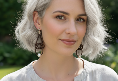 Pendientes estilo marinero de cuero azul y perla