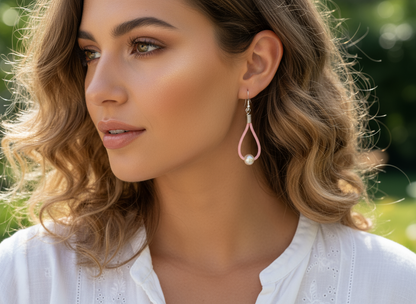 Boucles d'oreilles en cuir et argent avec perles blanches