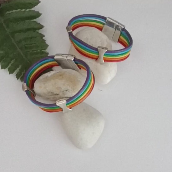 Pulsera arco iris de cuero con cierre magnético 