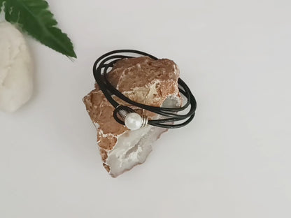 Bracelet double en cuir noir avec perle blanche