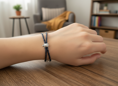 Pulsera de cuero trenzado azul con tortuga de buena suerte