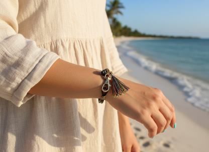 Pulsera de cuero negro con calavera con pompón multicolor