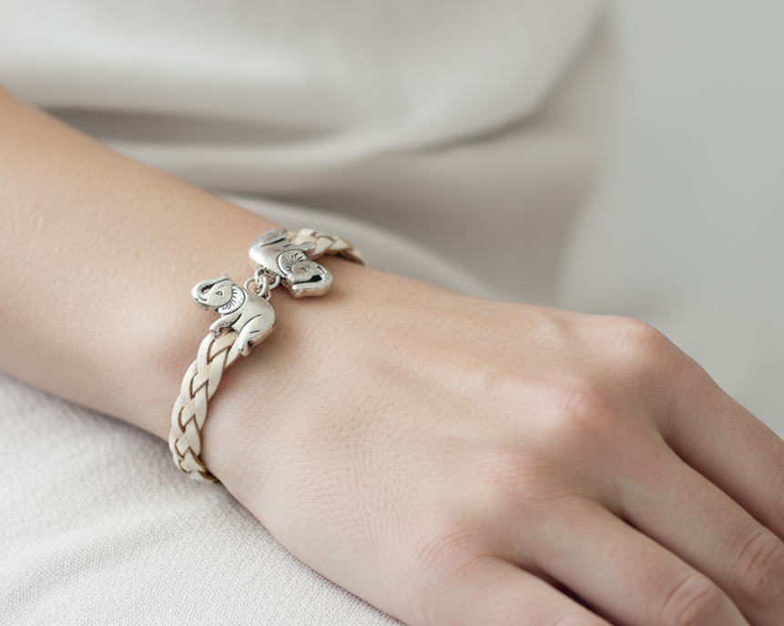 Pulsera de cuero trenzado blanco con elefantes de suerte