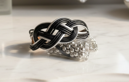 Pulsera unisex de cuero con nudo infinito