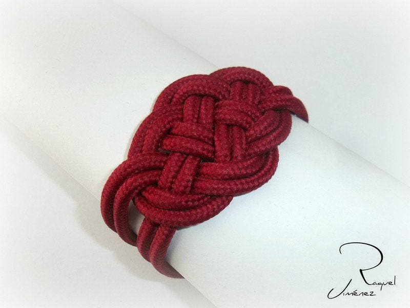 pulsera con nudo trenzado en rojo