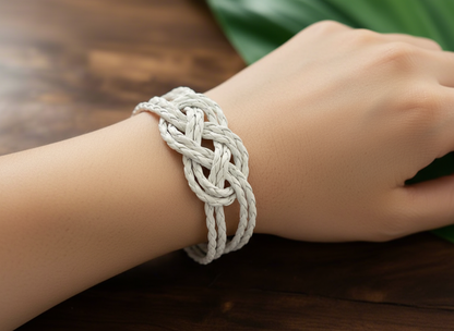 Bracelet blanc avec noeud marin infini