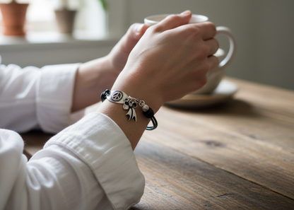 pulsera de cuero estilo hippie con simbolo de la paz . Raquel Jimenez  Artesanía