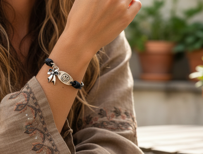 pulsera de cuero estilo hippie con simbolo de la paz . Raquel Jimenez  Artesanía