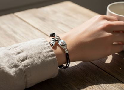 pulsera de cuero estilo hippie con simbolo de la paz . Raquel Jimenez  Artesanía