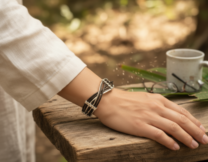 Bracelet unisexe en cuir tressé noir et argent