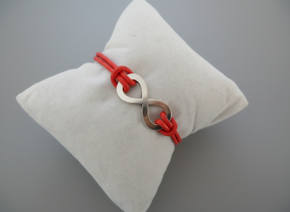 pulsera de cuero con símbolo infinito