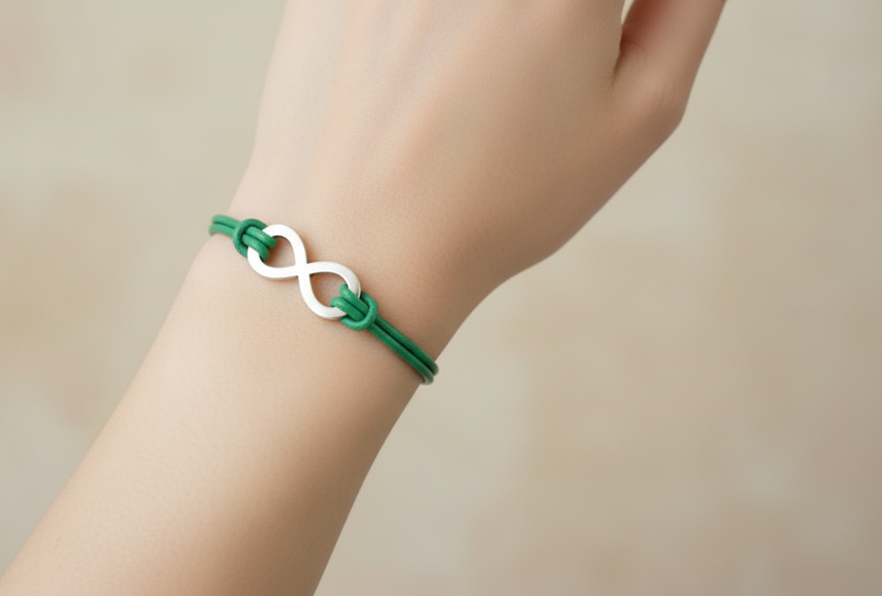 pulsera de cuero con símbolo infinito